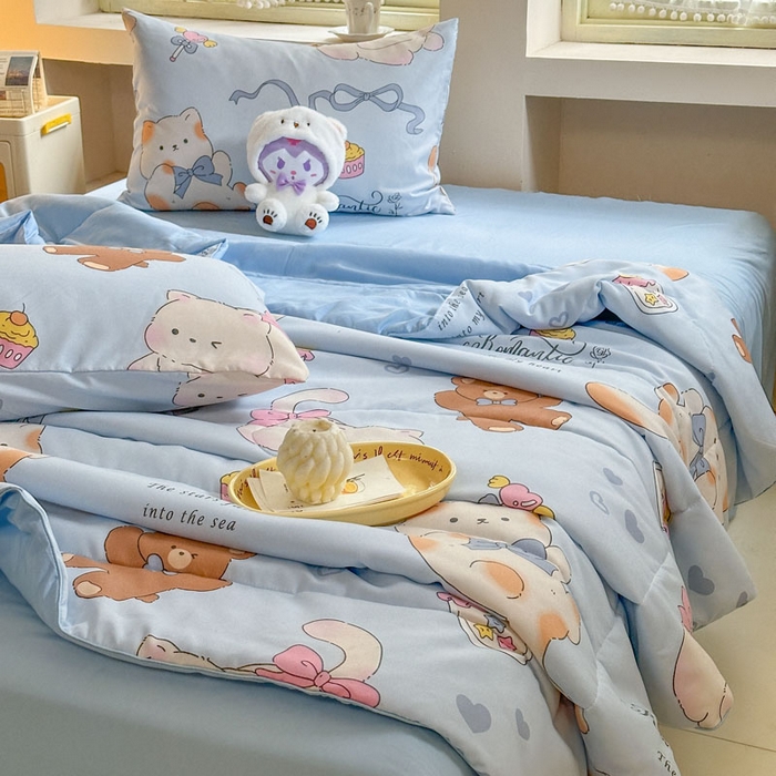 91家纺网 家纺一手货源 找家纺 梵克保罗 2025新款水洗糯糯棉卡通印花滚绳包边夏被 小猫逃离记