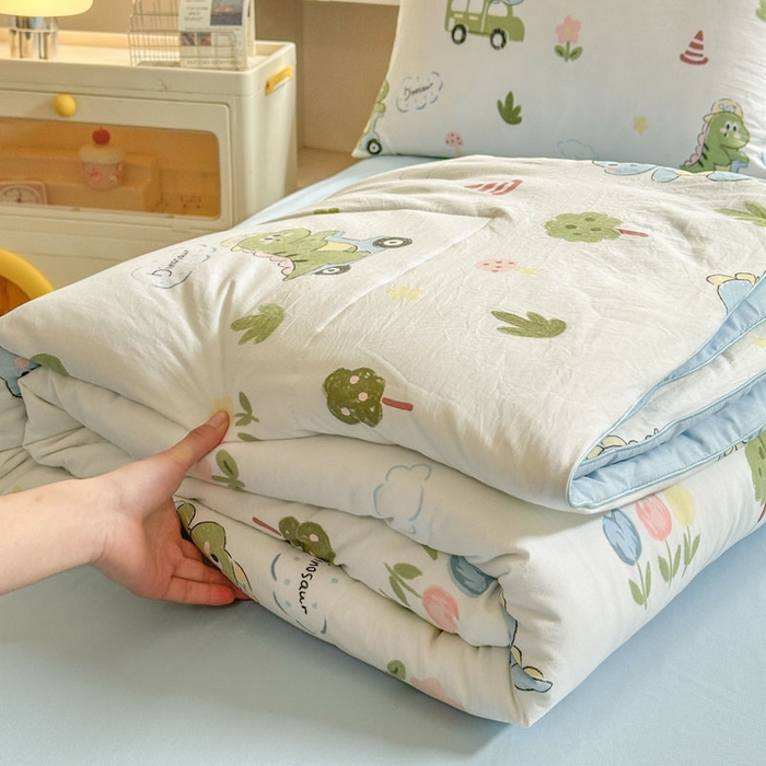 91家纺网 家纺一手货源 找家纺 梵克保罗 2025新款水洗糯糯棉卡通印花滚绳包边夏被 恐龙乐园