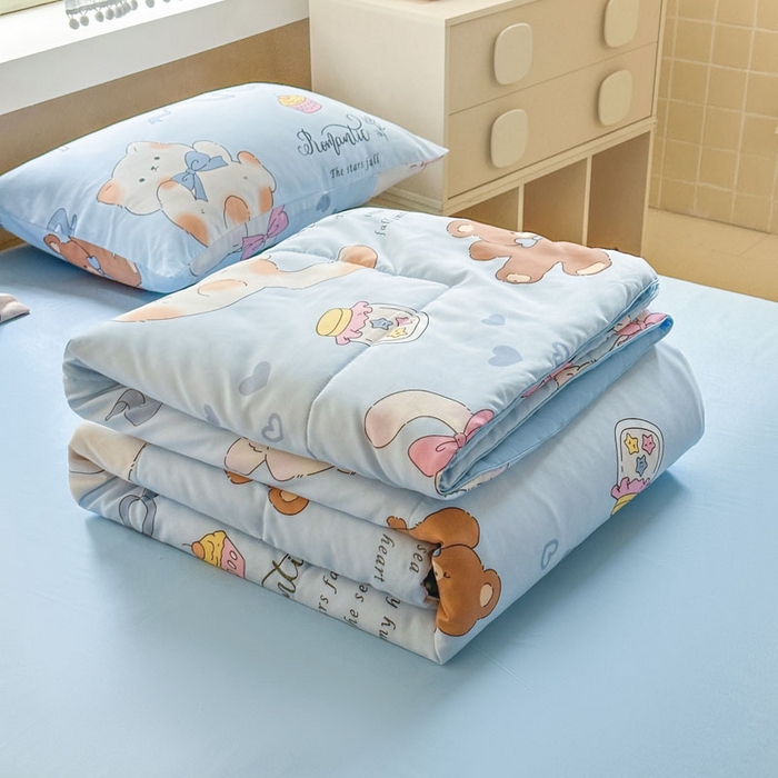 91家纺网 家纺一手货源 找家纺 梵克保罗 2025新款水洗糯糯棉卡通印花滚绳包边夏被 小猫逃离记