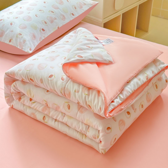 91家纺网 家纺一手货源 找家纺 梵克保罗 2025新款水洗糯糯棉卡通印花滚绳包边夏被 水蜜桃