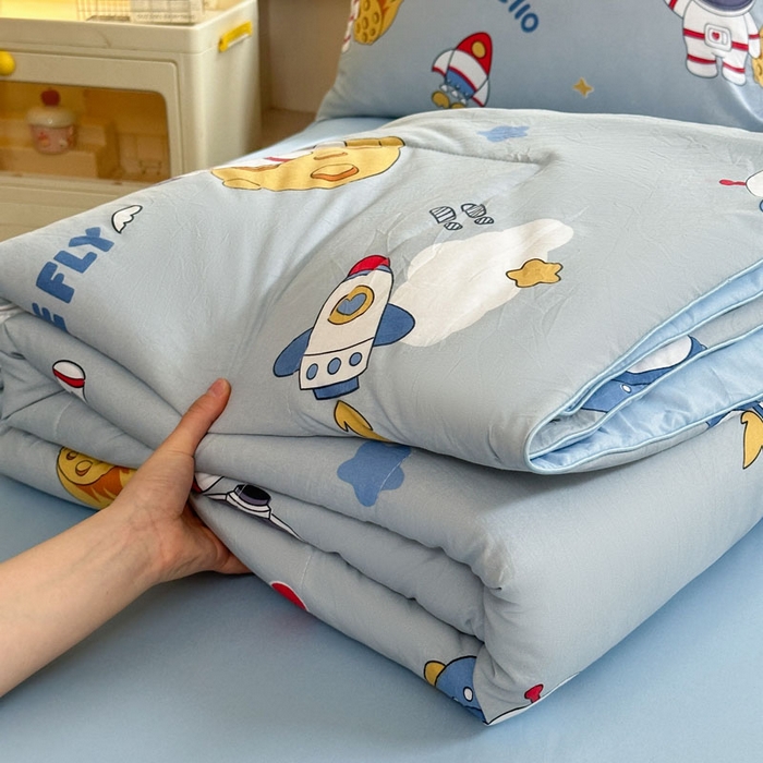 91家纺网 家纺一手货源 找家纺 梵克保罗 2025新款水洗糯糯棉卡通印花滚绳包边夏被 太空漫步