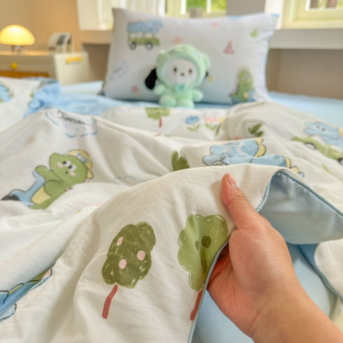 91家纺网 家纺一手货源 找家纺 梵克保罗 2025新款水洗糯糯棉卡通印花滚绳包边夏被 恐龙乐园