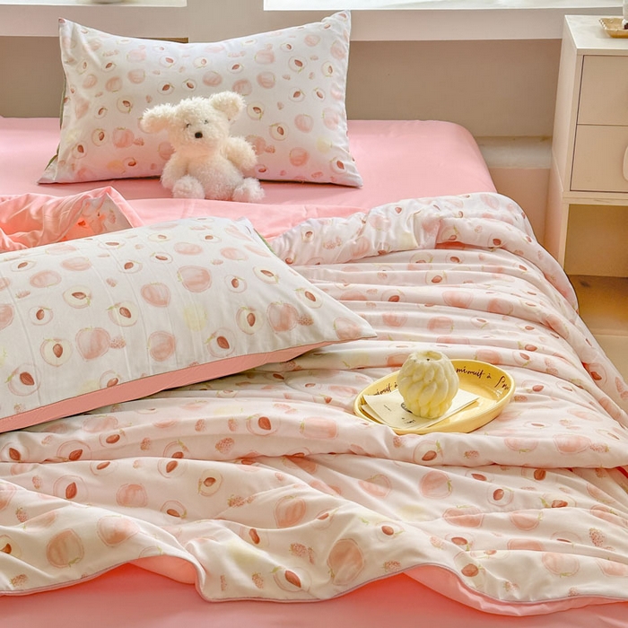 91家纺网 家纺一手货源 找家纺 梵克保罗 2025新款水洗糯糯棉卡通印花滚绳包边夏被 水蜜桃