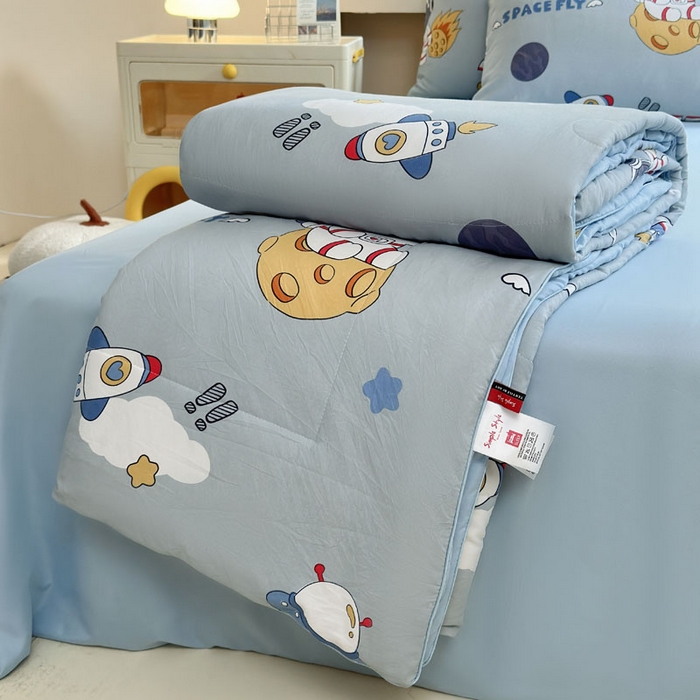 91家纺网 家纺一手货源 找家纺 梵克保罗 2025新款水洗糯糯棉卡通印花滚绳包边夏被 太空漫步
