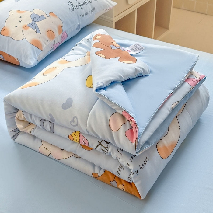 91家纺网 家纺一手货源 找家纺 梵克保罗 2025新款水洗糯糯棉卡通印花滚绳包边夏被 小猫逃离记