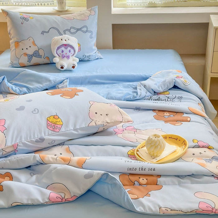91家纺网 家纺一手货源 找家纺 梵克保罗 2025新款水洗糯糯棉卡通印花滚绳包边夏被 小猫逃离记