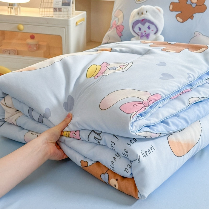 91家纺网 家纺一手货源 找家纺 梵克保罗 2025新款水洗糯糯棉卡通印花滚绳包边夏被 小猫逃离记