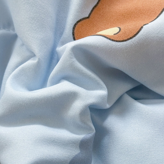 91家纺网 家纺一手货源 找家纺 梵克保罗 2025新款水洗糯糯棉卡通印花滚绳包边夏被 小猫逃离记