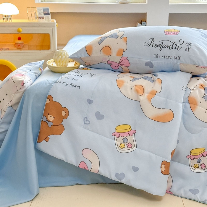 91家纺网 家纺一手货源 找家纺 梵克保罗 2025新款水洗糯糯棉卡通印花滚绳包边夏被 小猫逃离记