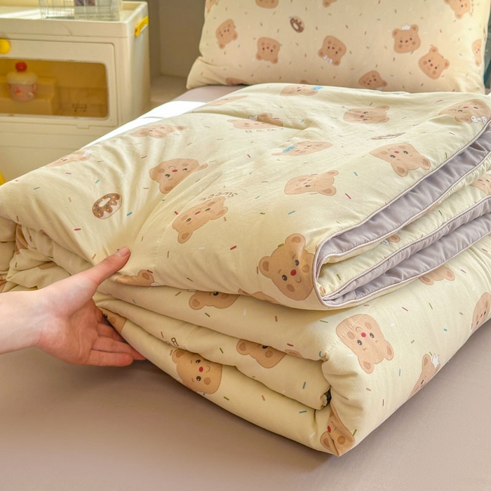 91家纺网 家纺一手货源 找家纺 梵克保罗 2025新款水洗糯糯棉卡通印花滚绳包边夏被 奥利奥小熊