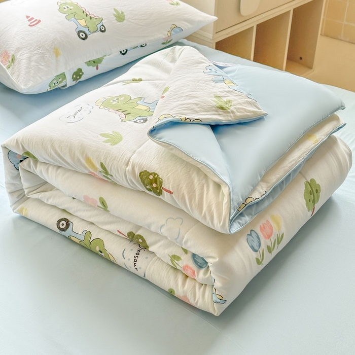 91家纺网 家纺一手货源 找家纺 梵克保罗 2025新款水洗糯糯棉卡通印花滚绳包边夏被 恐龙乐园