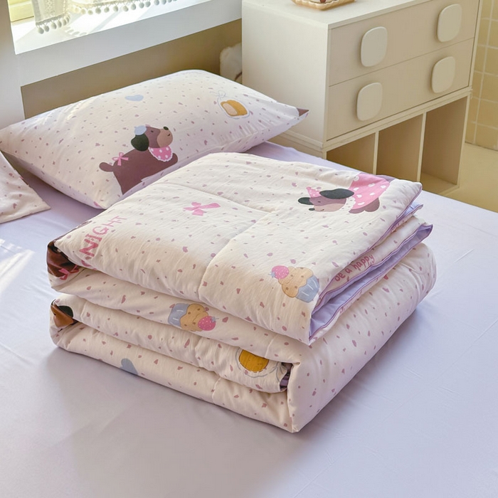 91家纺网 家纺一手货源 找家纺 梵克保罗 2025新款水洗糯糯棉卡通印花滚绳包边夏被 彩彩狗