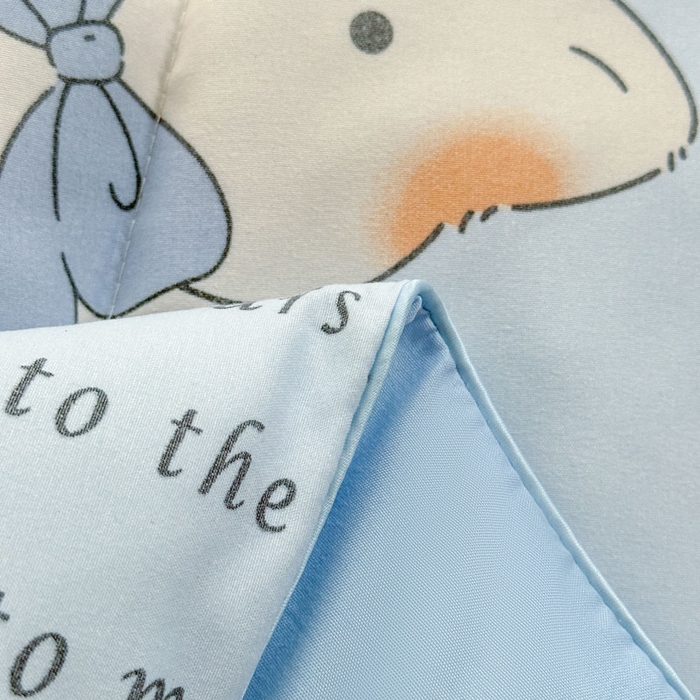 91家纺网 家纺一手货源 找家纺 梵克保罗 2025新款水洗糯糯棉卡通印花滚绳包边夏被 小猫逃离记