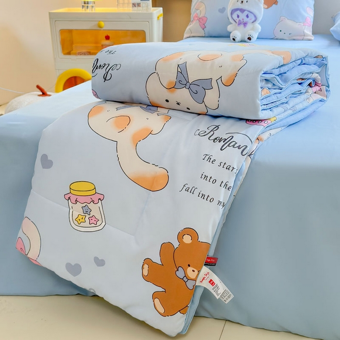 91家纺网 家纺一手货源 找家纺 梵克保罗 2025新款水洗糯糯棉卡通印花滚绳包边夏被 小猫逃离记