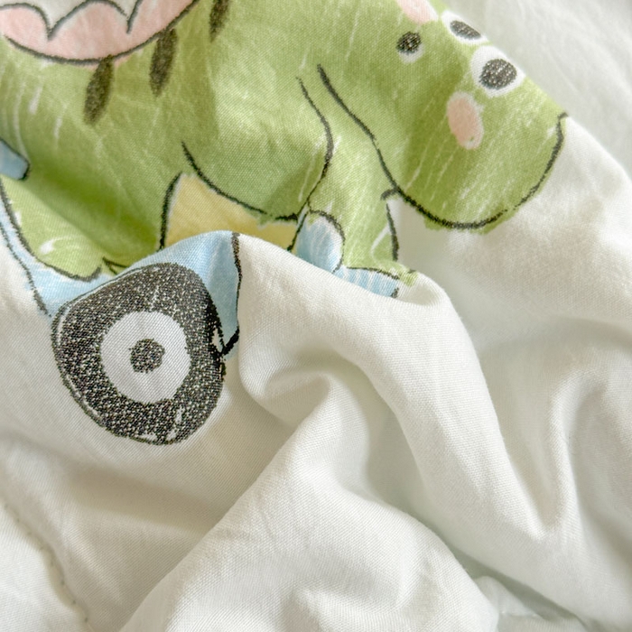 91家纺网 家纺一手货源 找家纺 梵克保罗 2025新款水洗糯糯棉卡通印花滚绳包边夏被 恐龙乐园