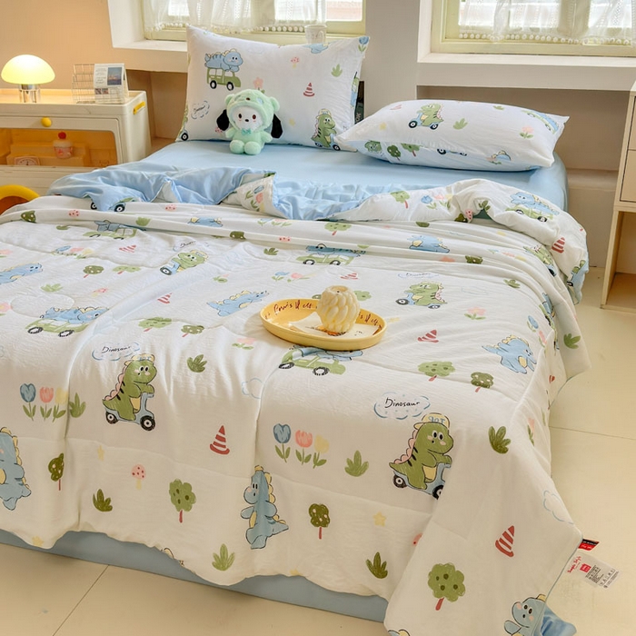 91家纺网 家纺一手货源 找家纺 梵克保罗 2025新款水洗糯糯棉卡通印花滚绳包边夏被 恐龙乐园