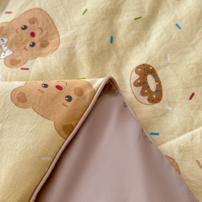 91家纺网 家纺一手货源 找家纺 梵克保罗 2025新款水洗糯糯棉卡通印花滚绳包边夏被 奥利奥小熊