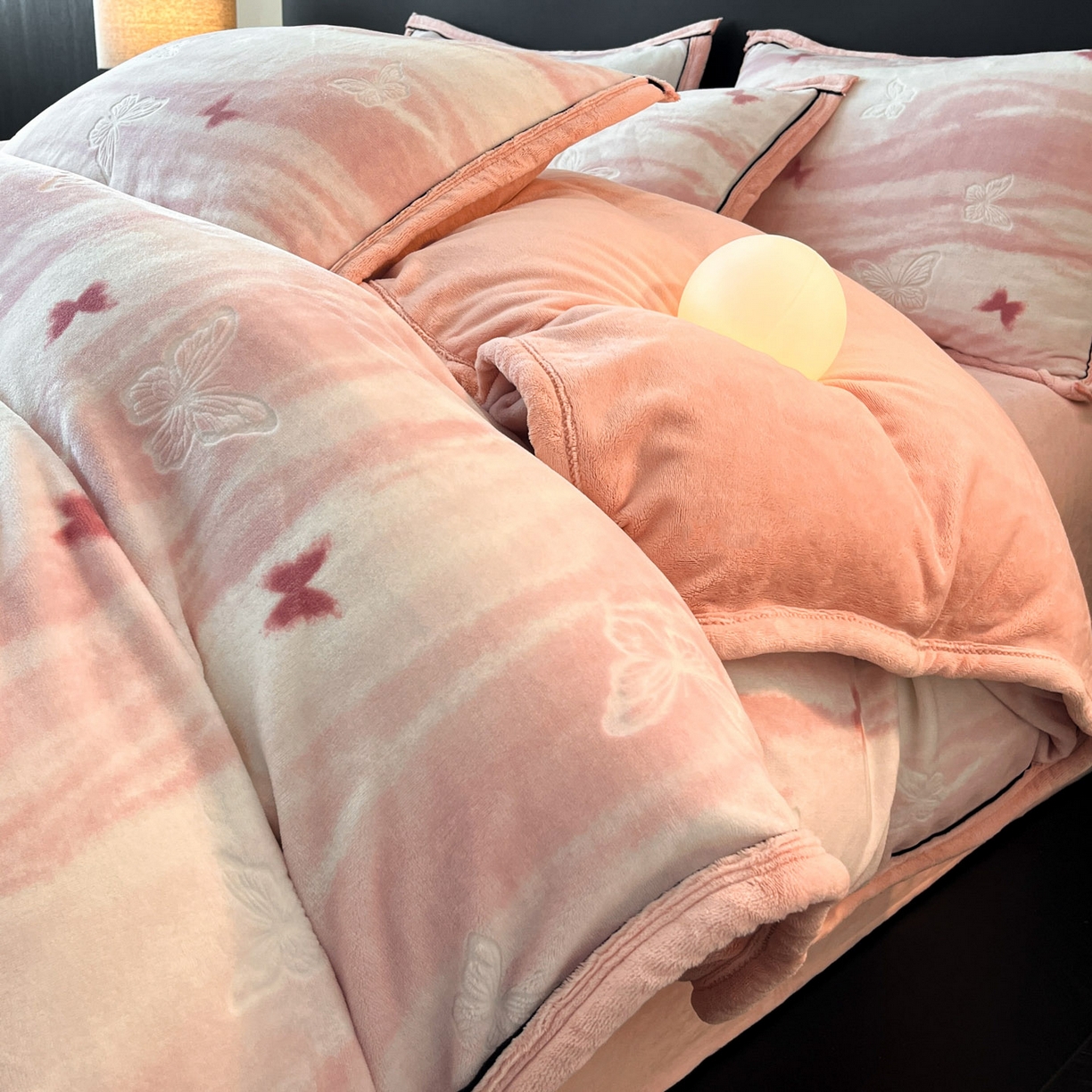 91家纺网 家纺一手货源 找家纺 金麦家纺 2025新款雕花牛奶绒工艺蝴蝶款四件套 幻蝶-粉