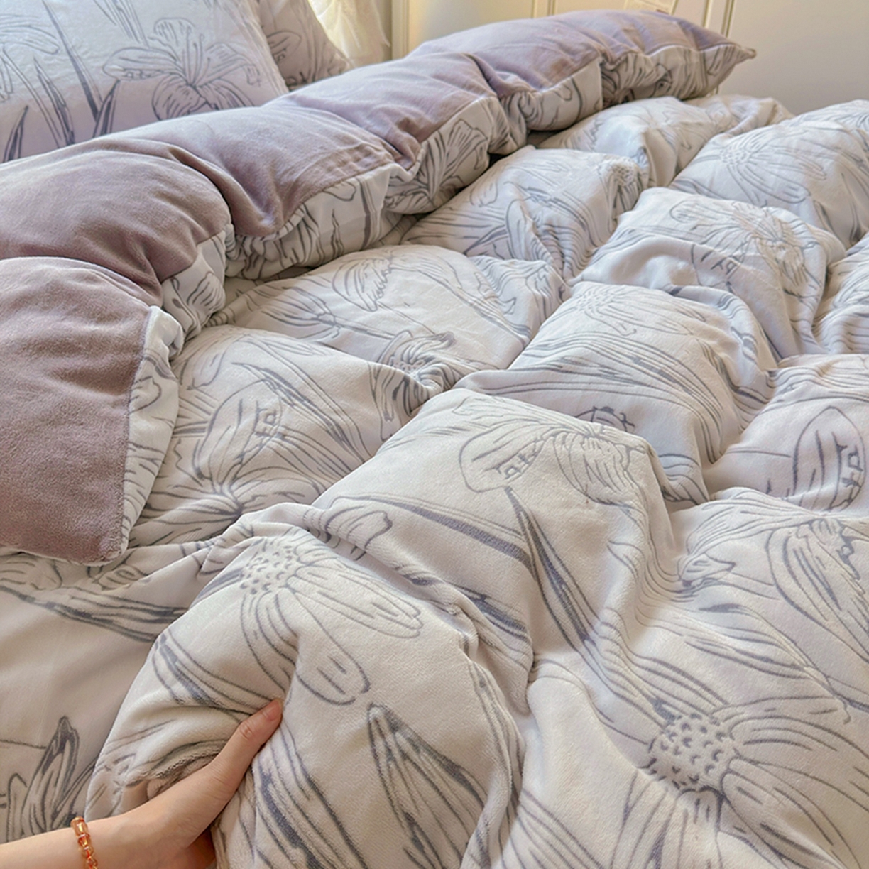 91家纺网 家纺一手货源 找家纺 昊川家纺 2025新款短毛绒牛奶绒立体雕花四件套 山谷百合-灰