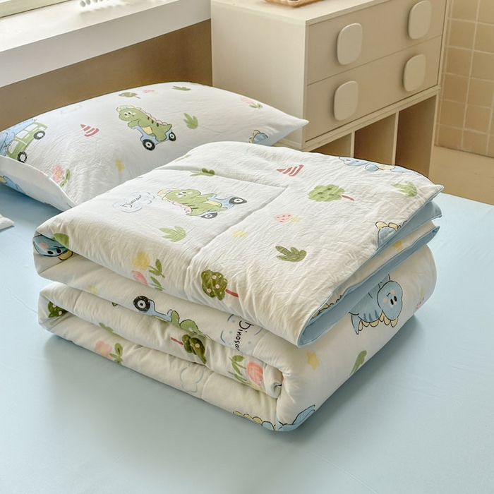 91家纺网 家纺一手货源 找家纺 梵克保罗 2025新款水洗糯糯棉卡通印花滚绳包边夏被 恐龙乐园