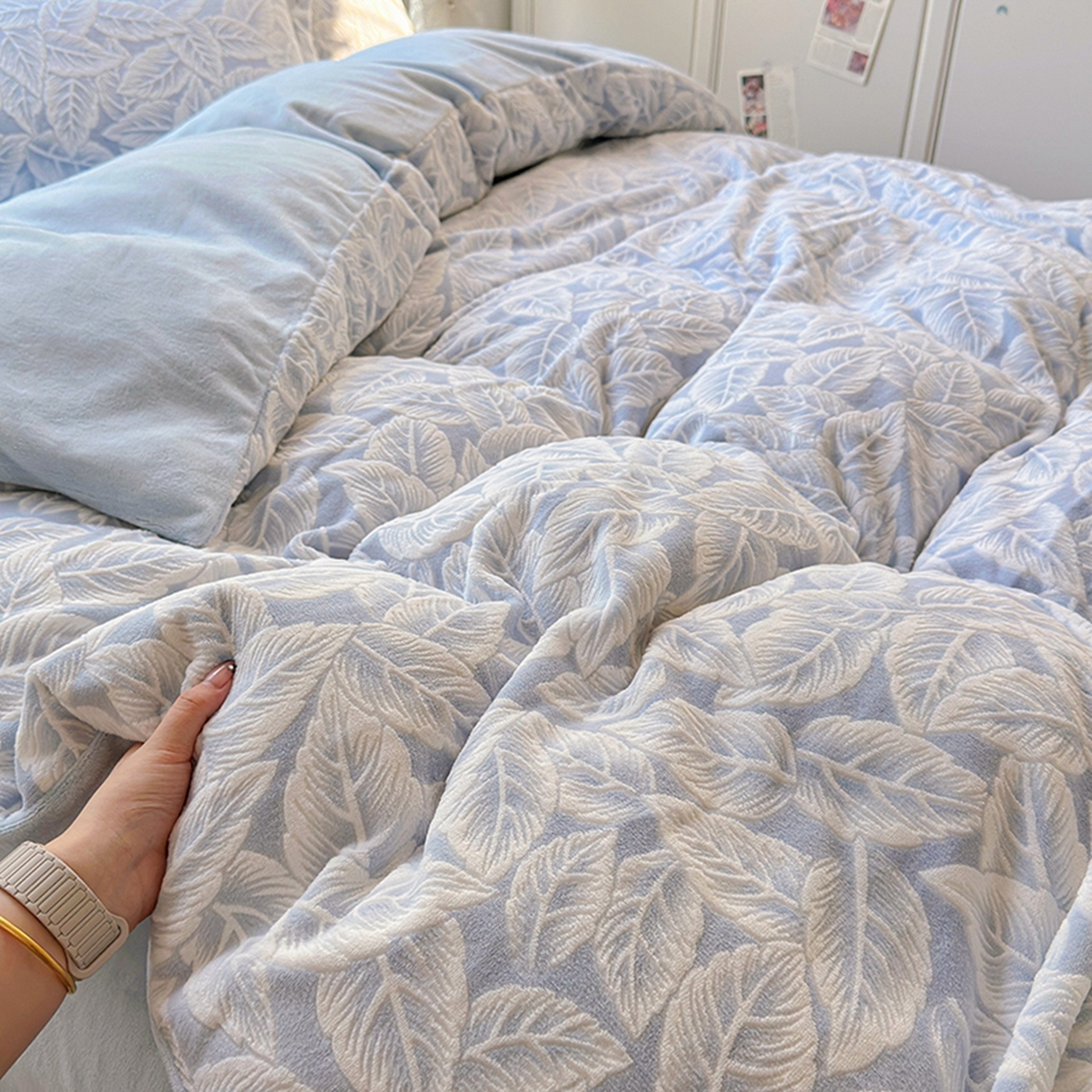 91家纺网 家纺一手货源 找家纺 昊川家纺 2025新款短毛绒牛奶绒立体雕花四件套 叶之恋-蓝