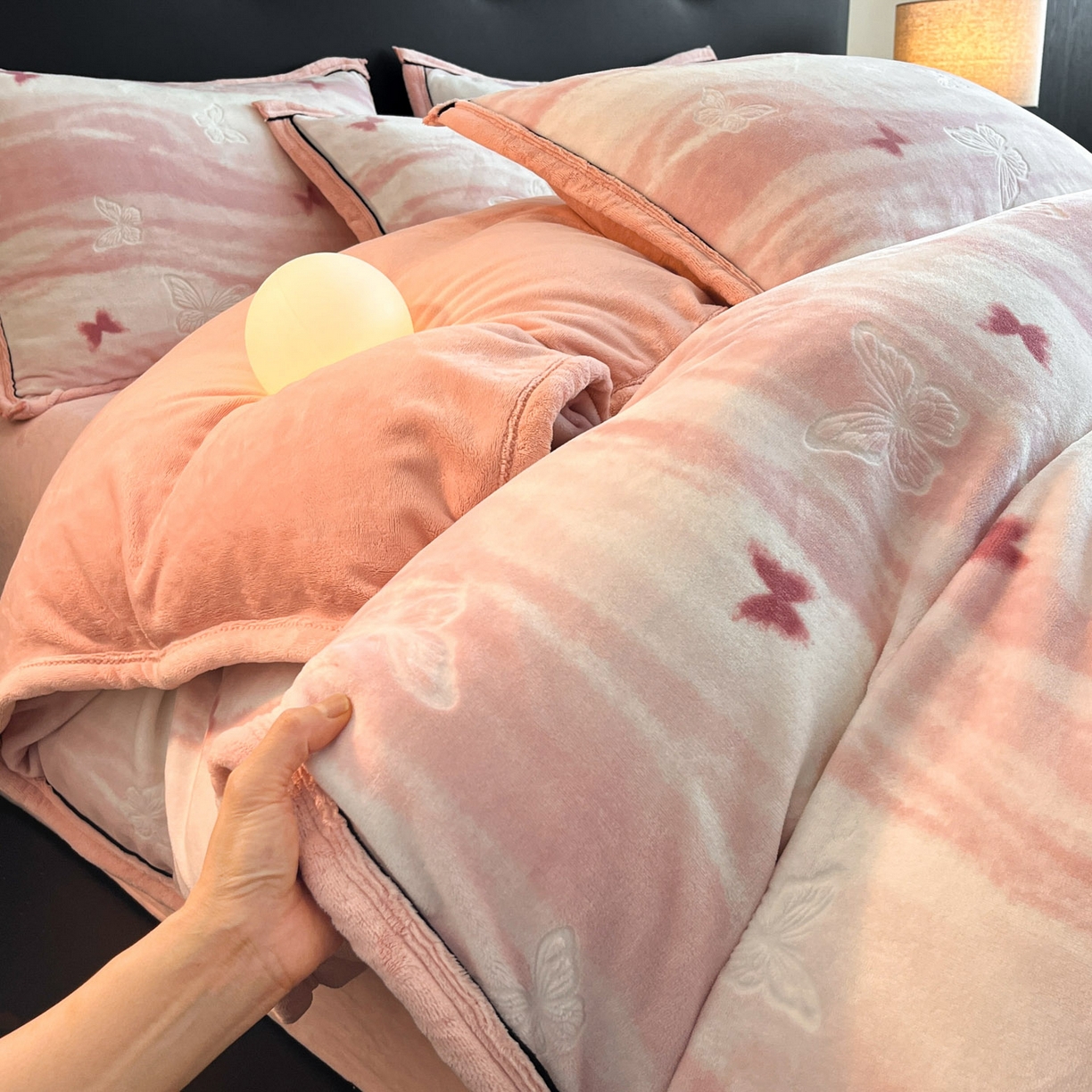 91家纺网 家纺一手货源 找家纺 金麦家纺 2025新款雕花牛奶绒工艺蝴蝶款四件套 幻蝶-粉