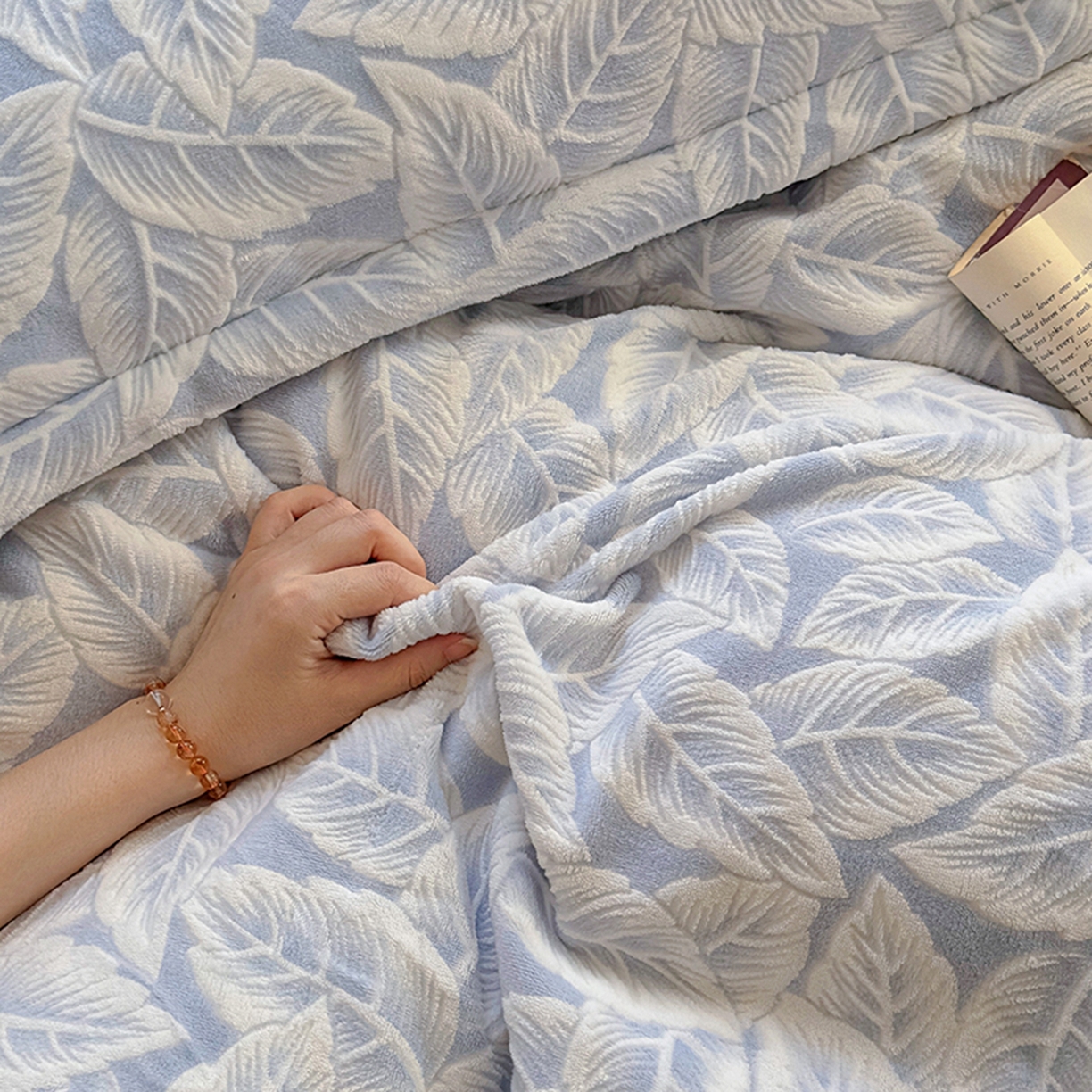 91家纺网 家纺一手货源 找家纺 昊川家纺 2025新款短毛绒牛奶绒立体雕花四件套 叶之恋-蓝