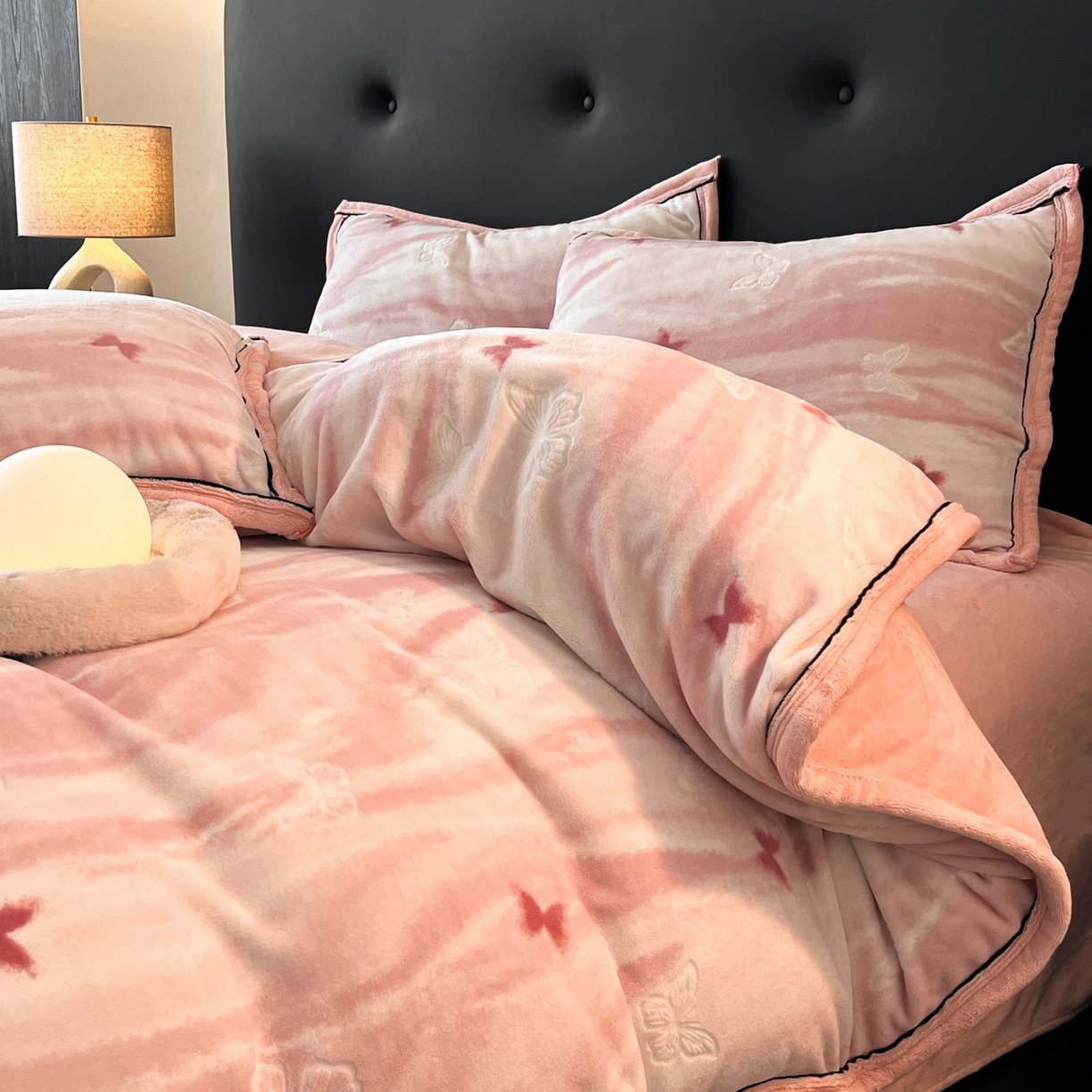 91家纺网 家纺一手货源 找家纺 金麦家纺 2025新款雕花牛奶绒工艺蝴蝶款四件套 幻蝶-粉