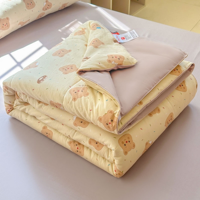 91家纺网 家纺一手货源 找家纺 梵克保罗 2025新款水洗糯糯棉卡通印花滚绳包边夏被 奥利奥小熊