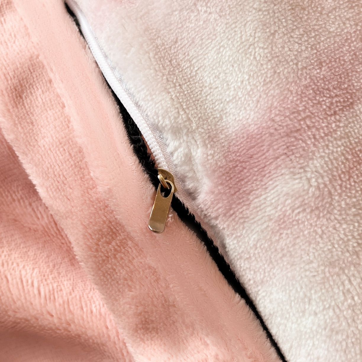 91家纺网 家纺一手货源 找家纺 金麦家纺 2025新款雕花牛奶绒工艺蝴蝶款四件套 幻蝶-粉