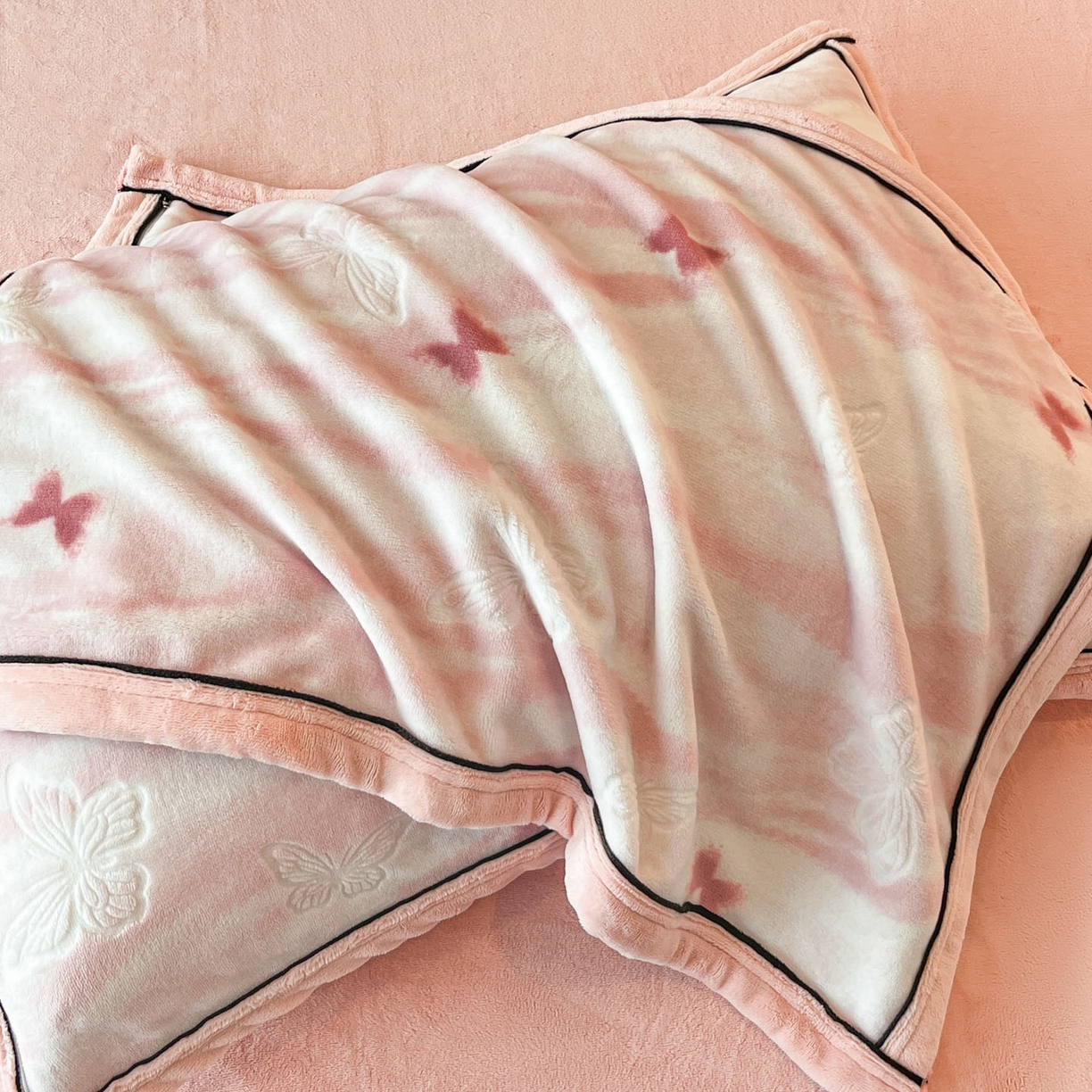 91家纺网 家纺一手货源 找家纺 金麦家纺 2025新款雕花牛奶绒工艺蝴蝶款四件套 幻蝶-粉