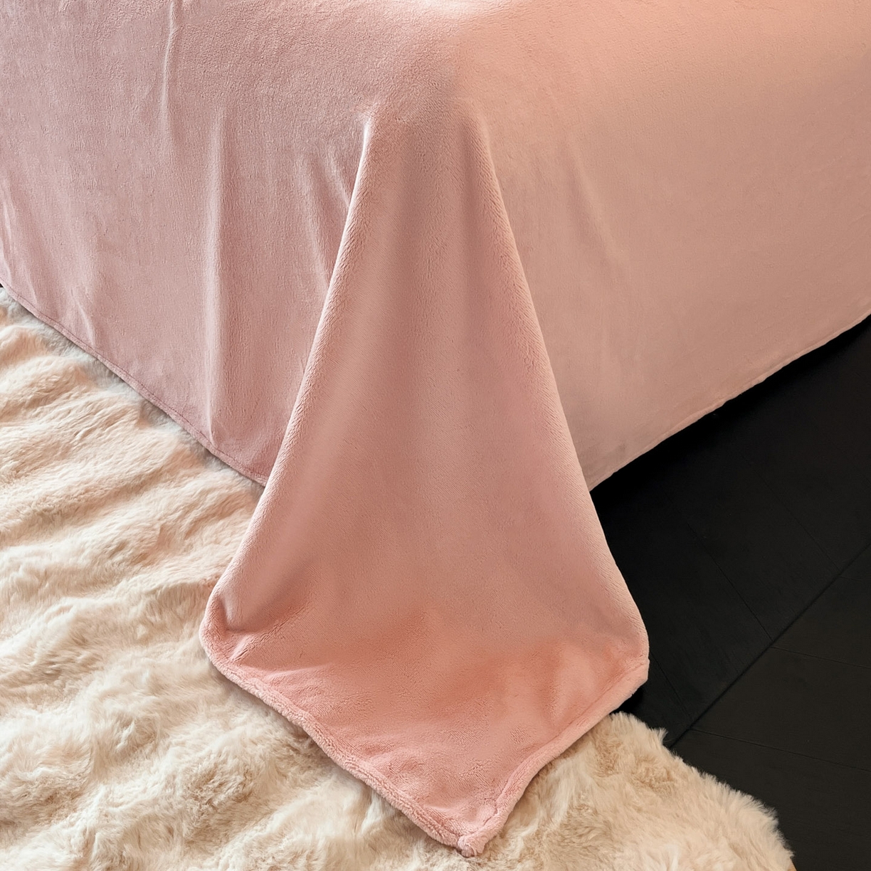 91家纺网 家纺一手货源 找家纺 金麦家纺 2025新款雕花牛奶绒工艺蝴蝶款四件套 幻蝶-粉