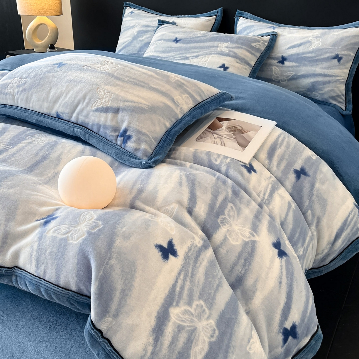 91家纺网 家纺一手货源 找家纺 金麦家纺 2025新款雕花牛奶绒工艺蝴蝶款四件套 幻蝶-蓝