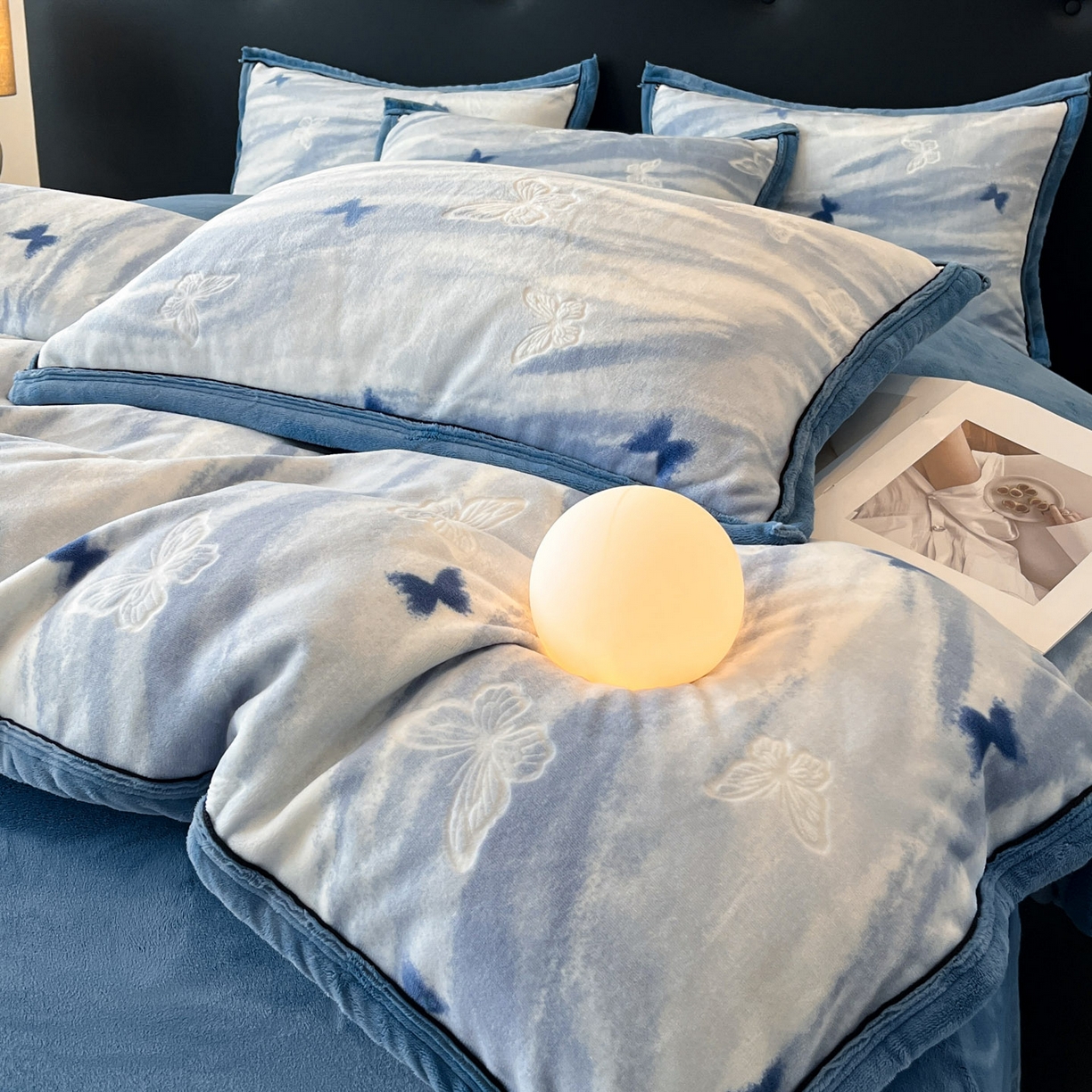 91家纺网 家纺一手货源 找家纺 金麦家纺 2025新款雕花牛奶绒工艺蝴蝶款四件套 幻蝶-蓝