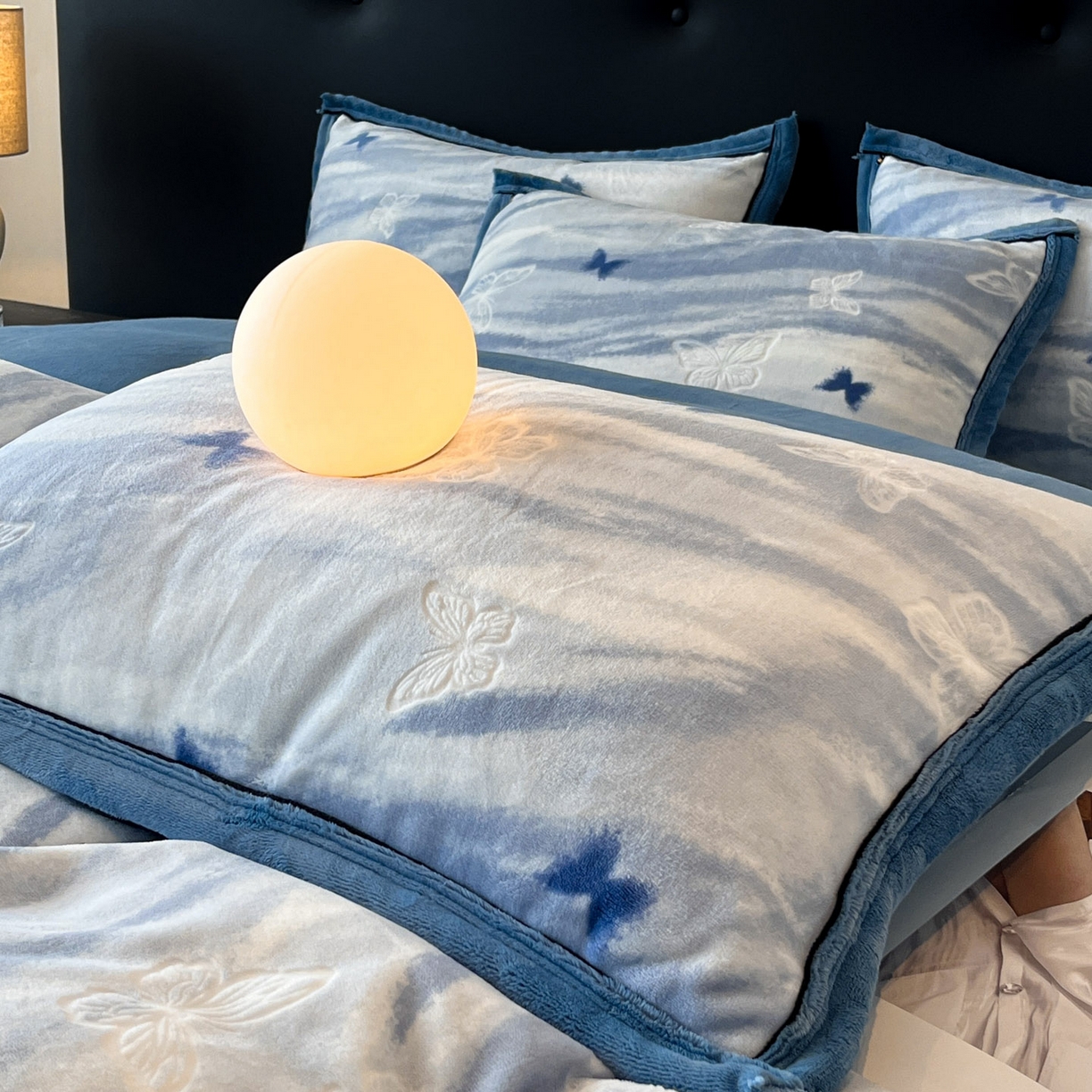 91家纺网 家纺一手货源 找家纺 金麦家纺 2025新款雕花牛奶绒工艺蝴蝶款四件套 幻蝶-蓝