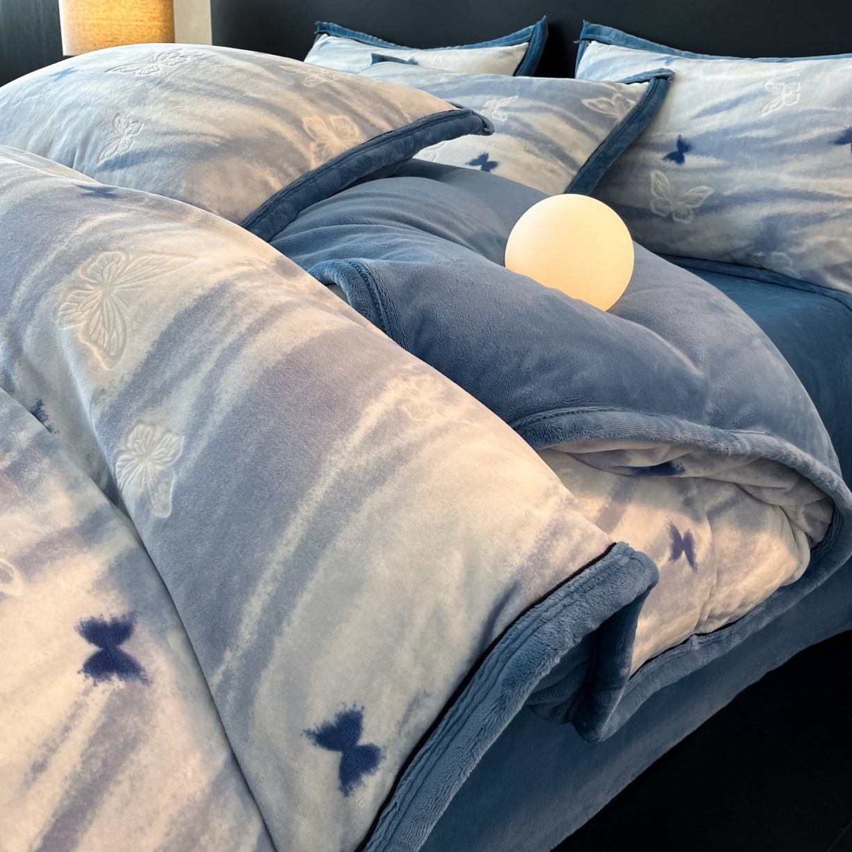 91家纺网 家纺一手货源 找家纺 金麦家纺 2025新款雕花牛奶绒工艺蝴蝶款四件套 幻蝶-蓝