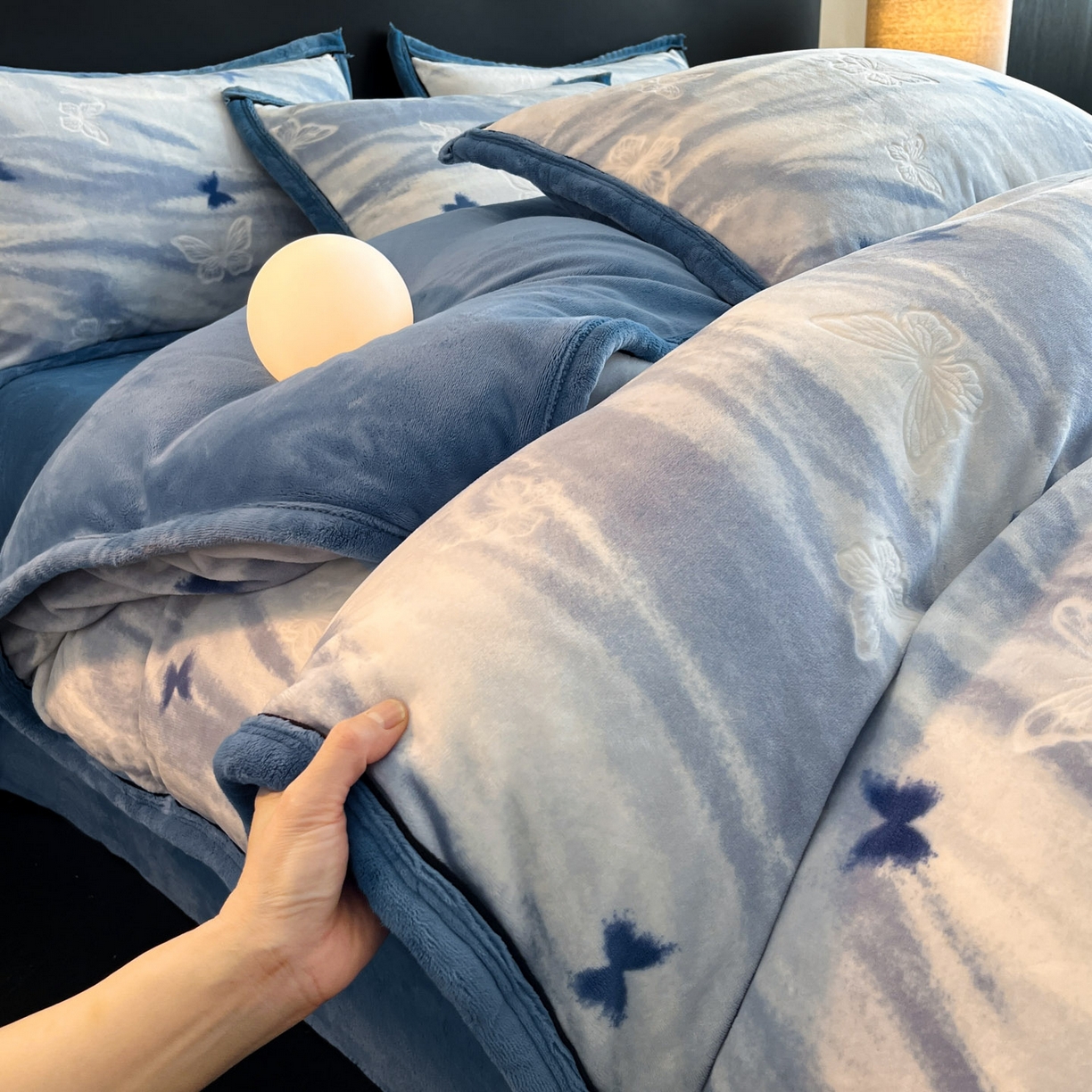 91家纺网 家纺一手货源 找家纺 金麦家纺 2025新款雕花牛奶绒工艺蝴蝶款四件套 幻蝶-蓝