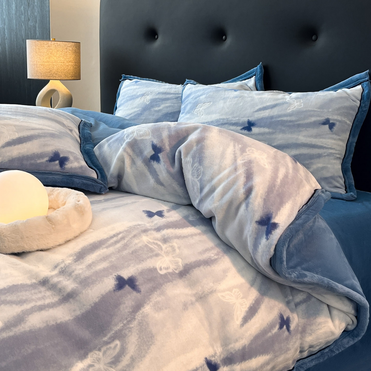 91家纺网 家纺一手货源 找家纺 金麦家纺 2025新款雕花牛奶绒工艺蝴蝶款四件套 幻蝶-蓝