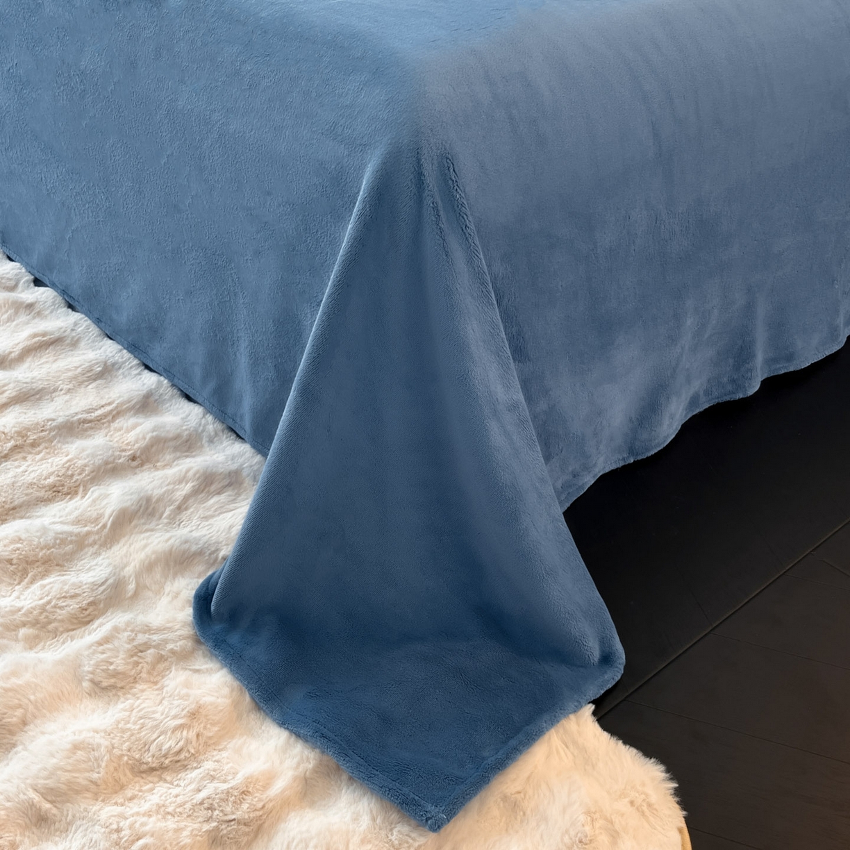 91家纺网 家纺一手货源 找家纺 金麦家纺 2025新款雕花牛奶绒工艺蝴蝶款四件套 幻蝶-蓝