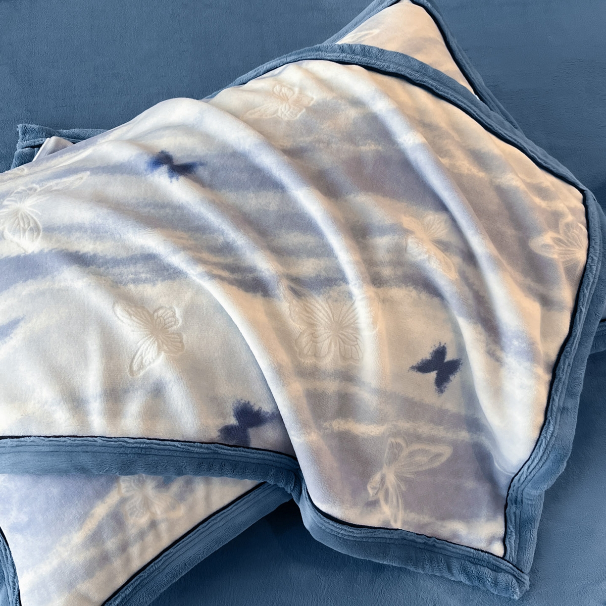 91家纺网 家纺一手货源 找家纺 金麦家纺 2025新款雕花牛奶绒工艺蝴蝶款四件套 幻蝶-蓝