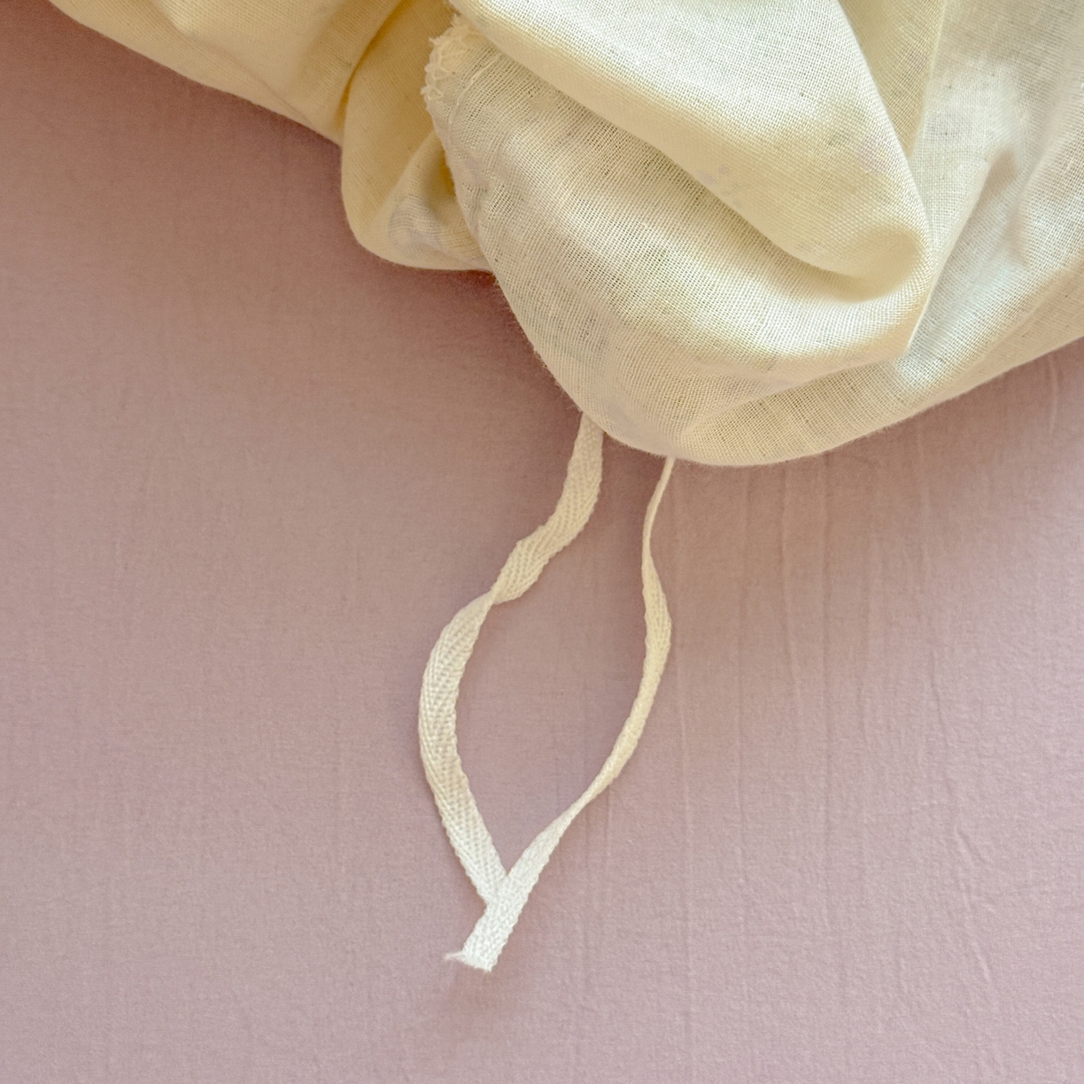 91家纺网 家纺一手货源 找家纺 喜颜 2025新款超柔水洗双层纱皱皱纱花边四件套 萌兔花园-米