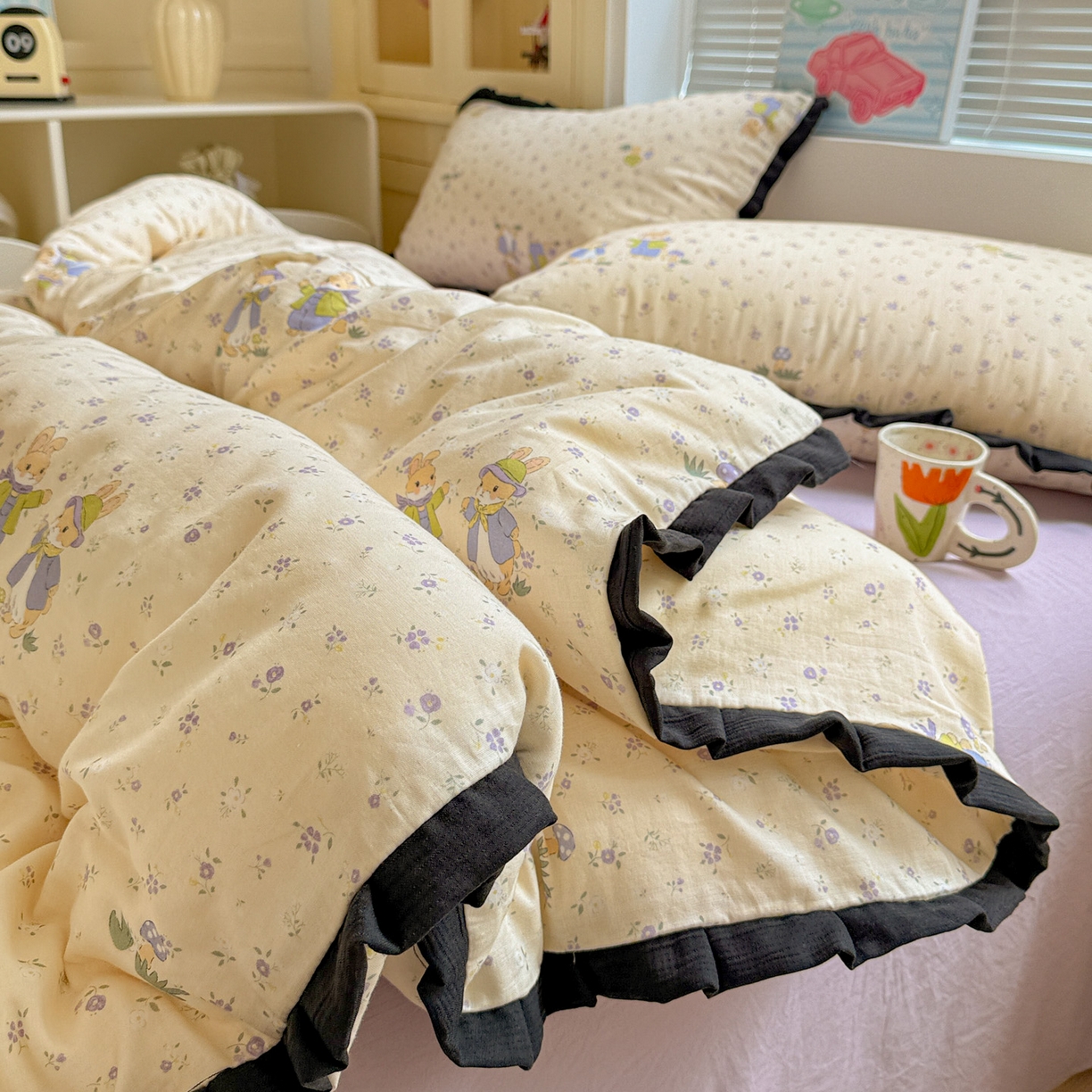 91家纺网 家纺一手货源 找家纺 喜颜 2025新款超柔水洗双层纱皱皱纱花边四件套 萌兔花园-米