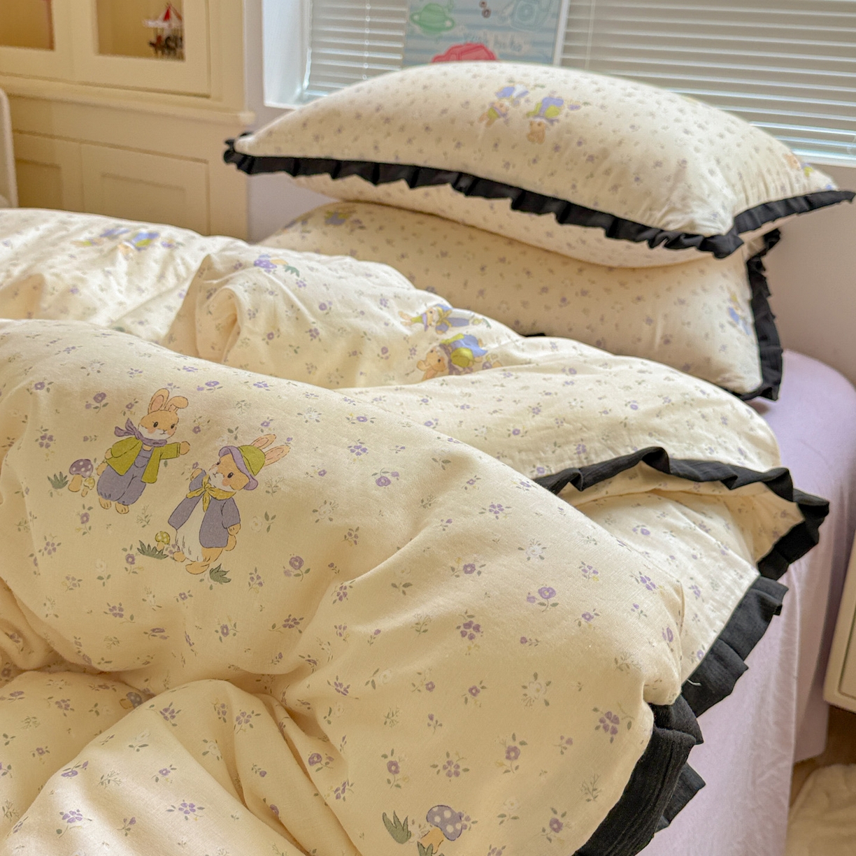 91家纺网 家纺一手货源 找家纺 喜颜 2025新款超柔水洗双层纱皱皱纱花边四件套 萌兔花园-米