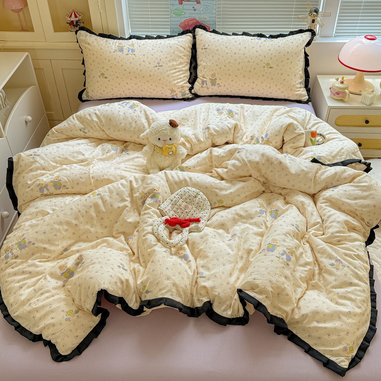 91家纺网 家纺一手货源 找家纺 喜颜 2025新款超柔水洗双层纱皱皱纱花边四件套 萌兔花园-米