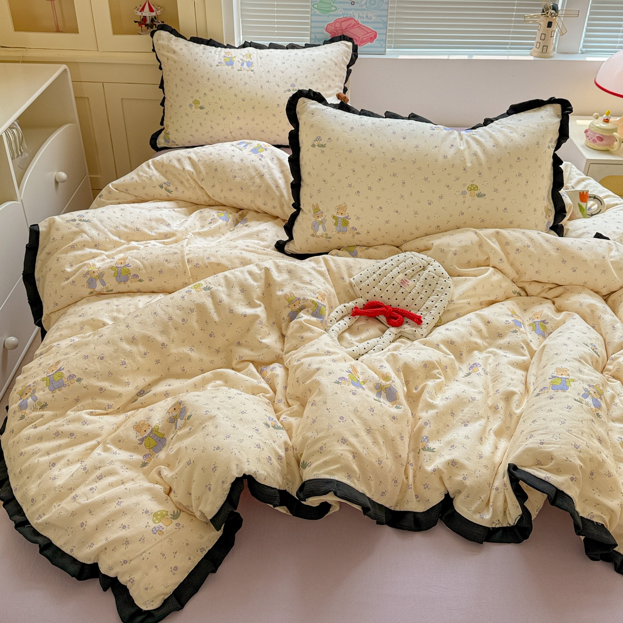 91家纺网 家纺一手货源 找家纺 喜颜 2025新款超柔水洗双层纱皱皱纱花边四件套 萌兔花园-米