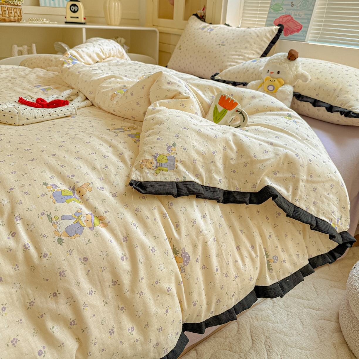 91家纺网 家纺一手货源 找家纺 喜颜 2025新款超柔水洗双层纱皱皱纱花边四件套 萌兔花园-米