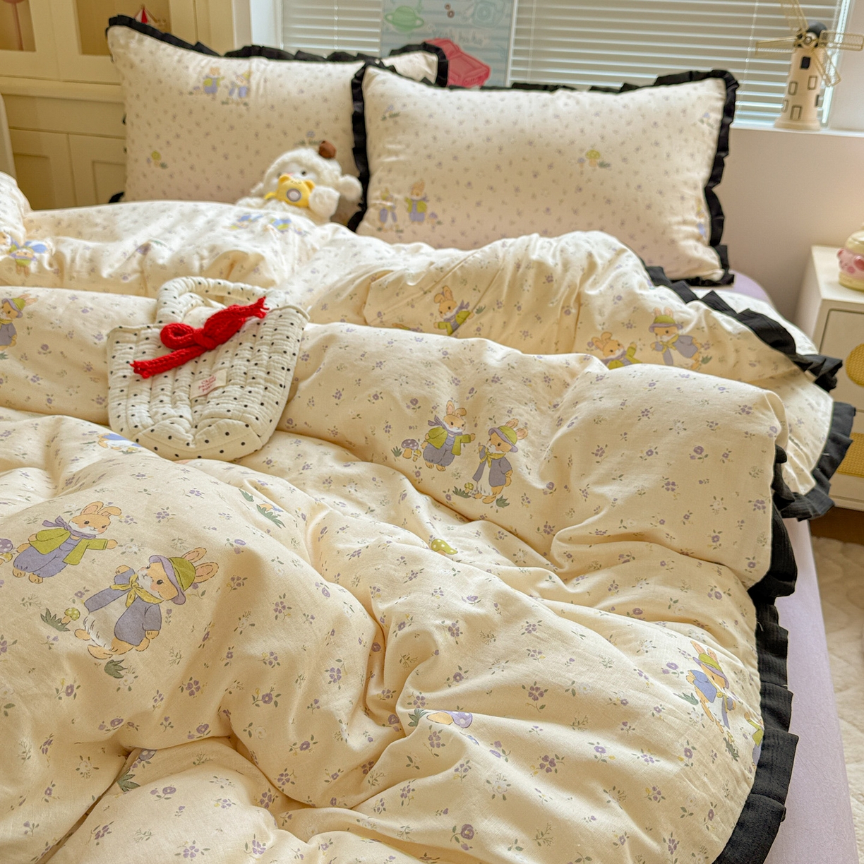 91家纺网 家纺一手货源 找家纺 喜颜 2025新款超柔水洗双层纱皱皱纱花边四件套 萌兔花园-米