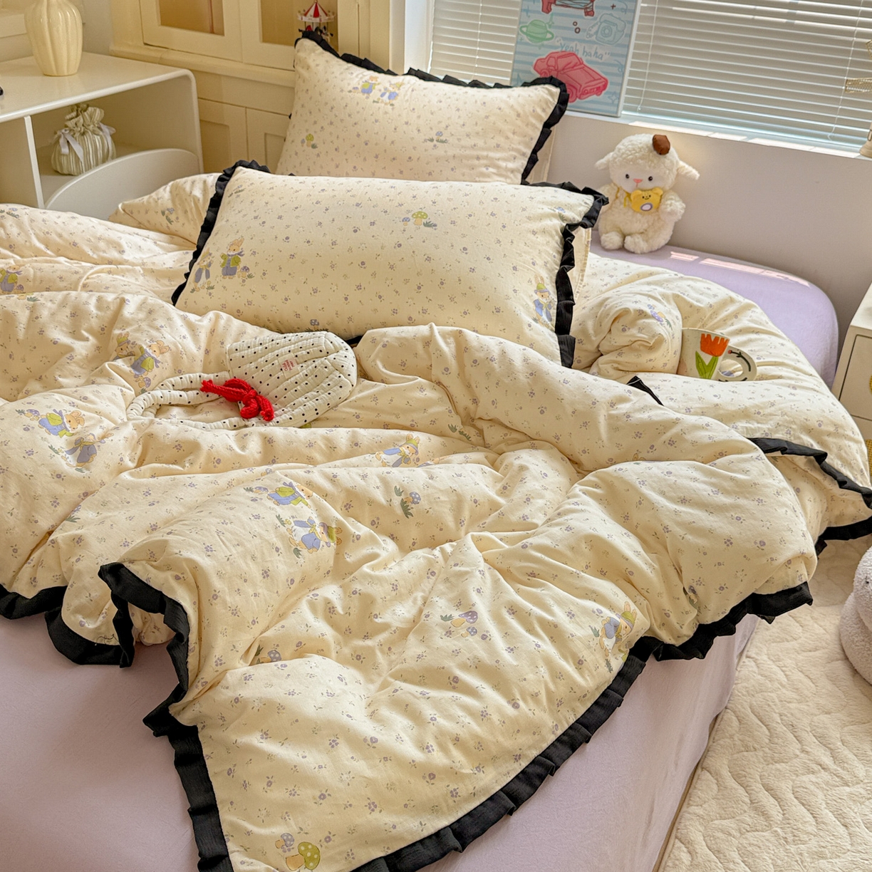 91家纺网 家纺一手货源 找家纺 喜颜 2025新款超柔水洗双层纱皱皱纱花边四件套 萌兔花园-米