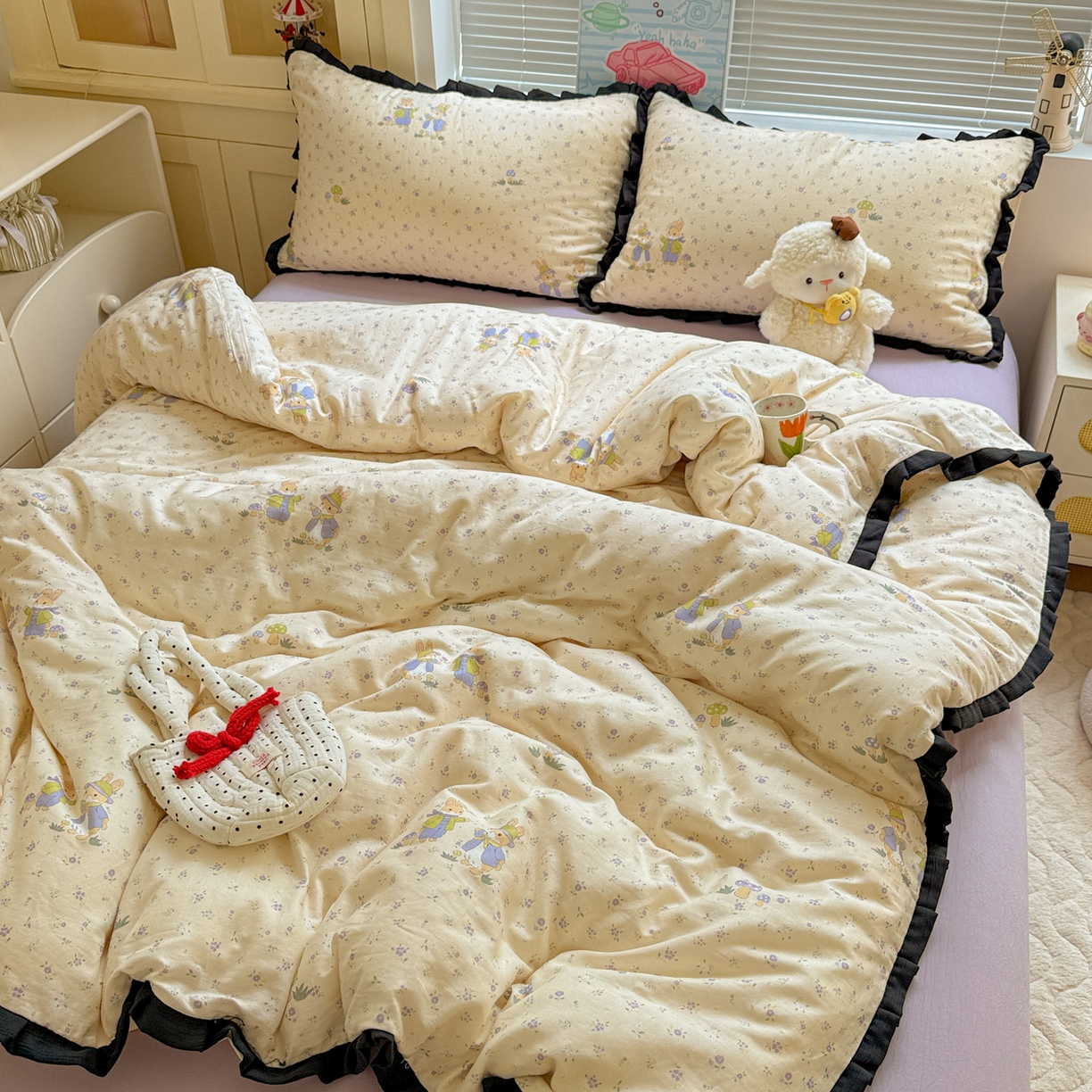 91家纺网 家纺一手货源 找家纺 喜颜 2025新款超柔水洗双层纱皱皱纱花边四件套 萌兔花园-米