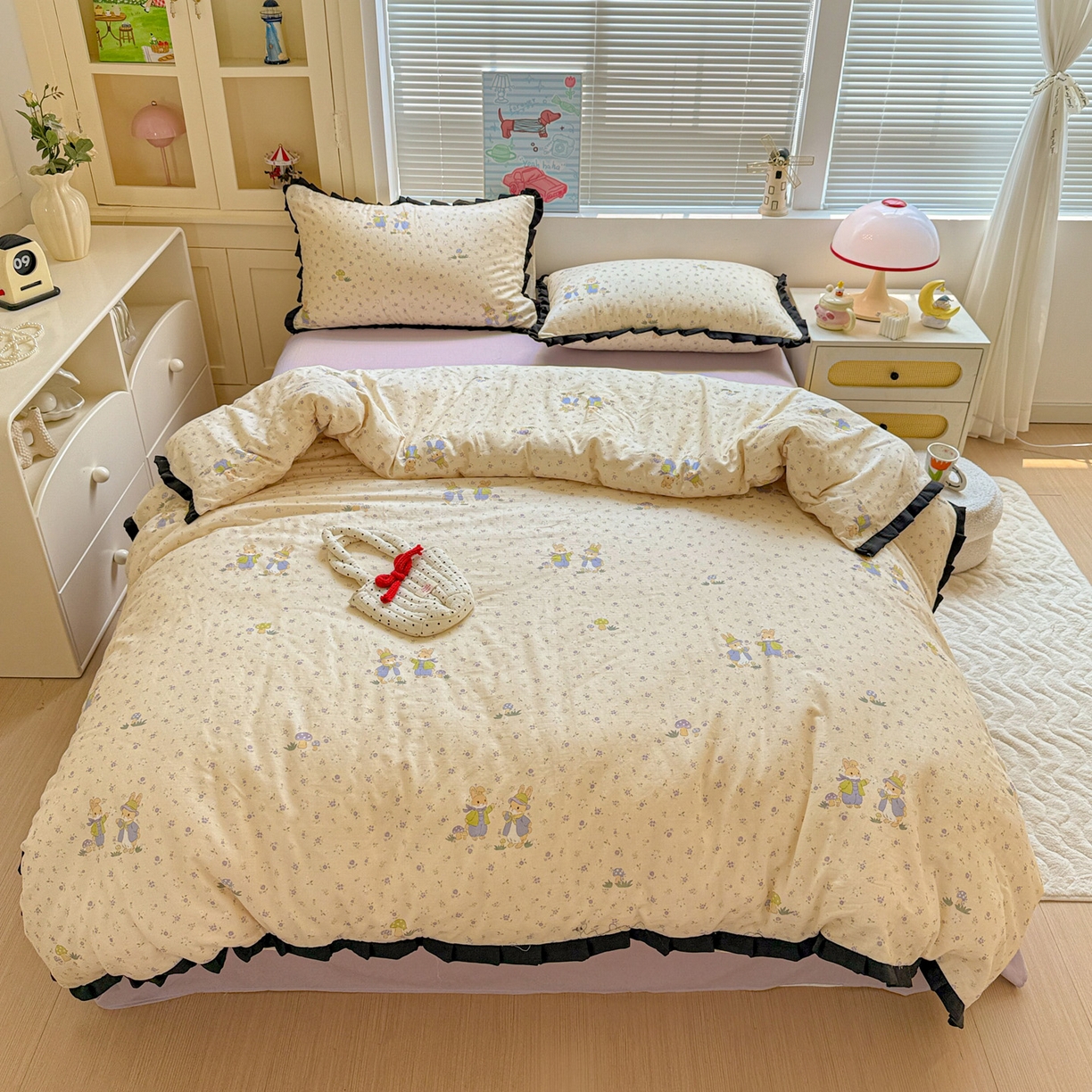 91家纺网 家纺一手货源 找家纺 喜颜 2025新款超柔水洗双层纱皱皱纱花边四件套 萌兔花园-米